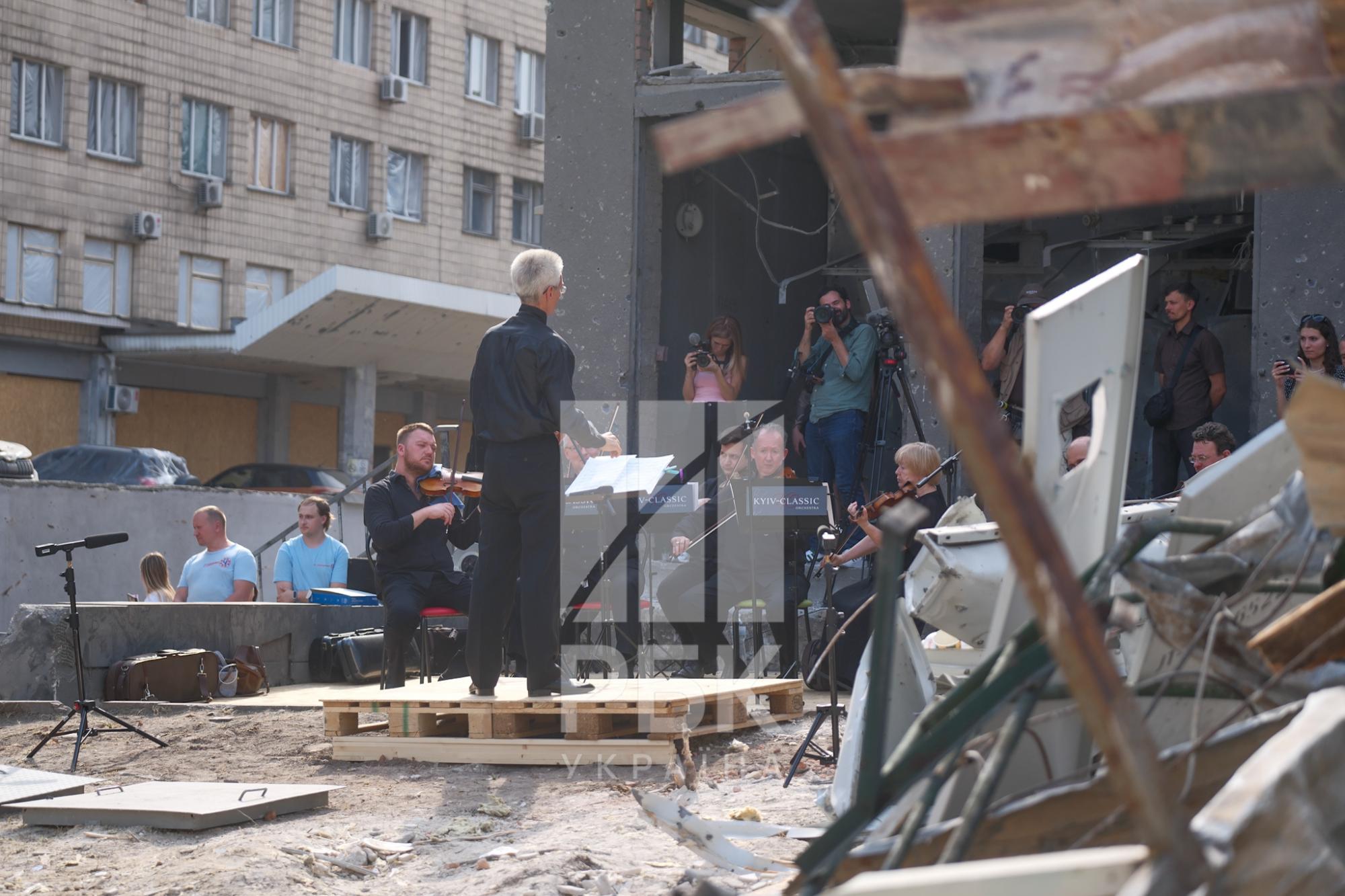 В память о жертвах. В &quot;Охматдете&quot; камерный оркестр исполнил &quot;Реквием по погибшим&quot;: фото